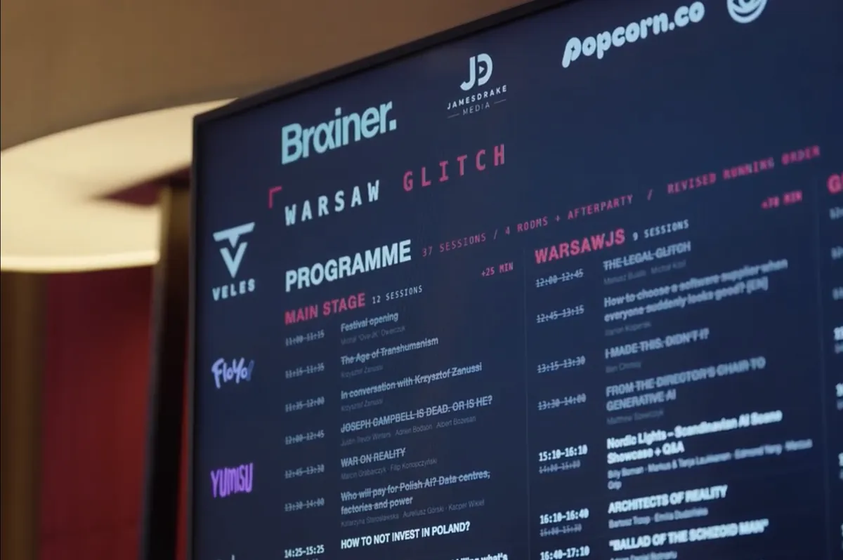 Ekran z programem Warsaw Glitch, ze znakiem Brainera w pasie partnerów u góry